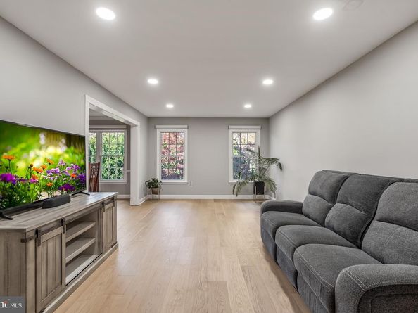 6620 Rosecroft Place, Falls Church VA 22043