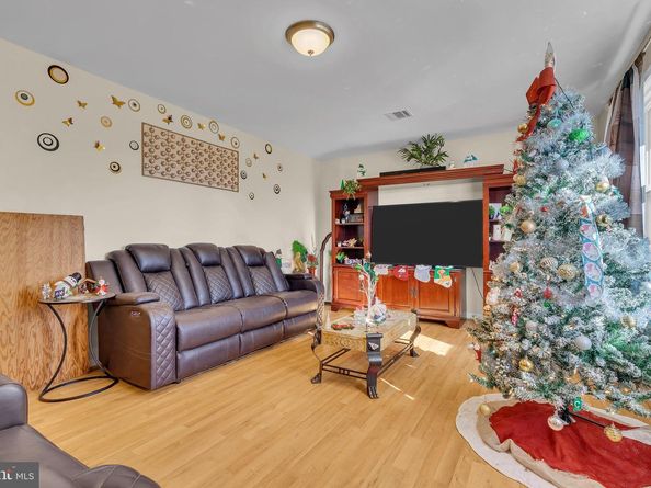 5042 Hillside, Bensalem PA 19020