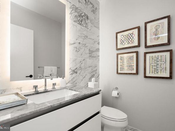 1781 N Pierce Street 2401, Arlington VA 22209