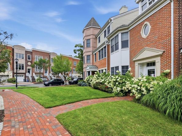 6 Intrepid Ct, Jersey City NJ 07305