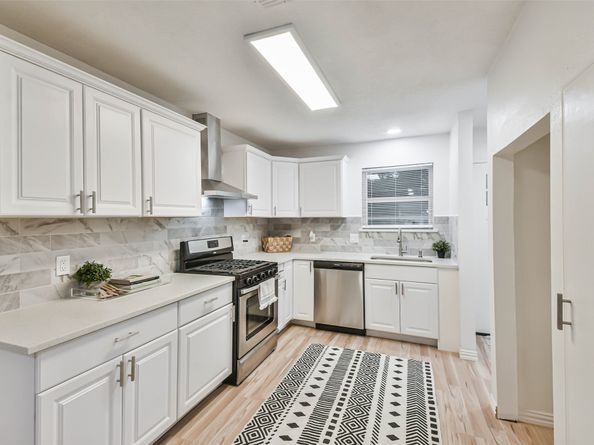 105 E Wavy Oak Circle, The Woodlands TX 77381
