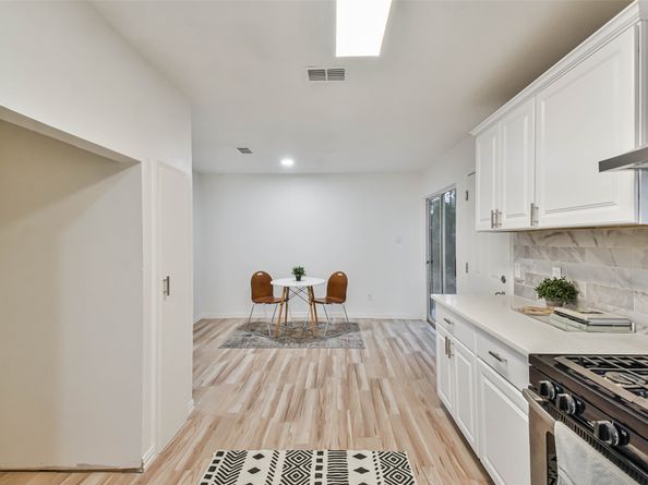 105 E Wavy Oak Circle, The Woodlands TX 77381