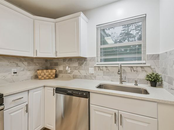 105 E Wavy Oak Circle, The Woodlands TX 77381