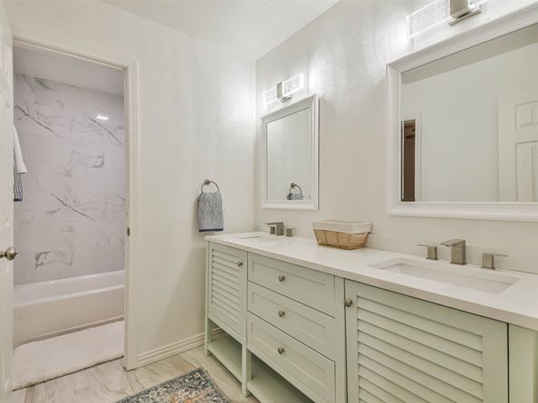 105 E Wavy Oak Circle, The Woodlands TX 77381