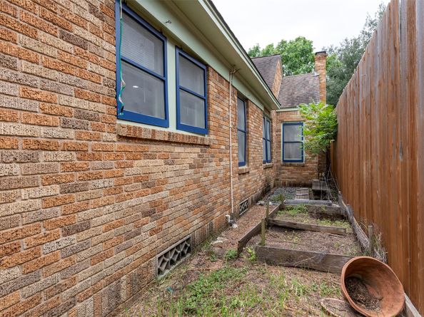 2415 Elmen Street, Houston TX 77019