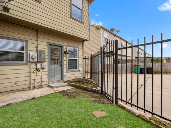 9735 Coyote Creek Drive, Houston TX 77095