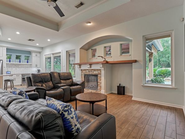 10 Longsford Circle, The Woodlands TX 77382