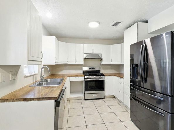 15222 E Hutchinson Circle, Houston TX 77071