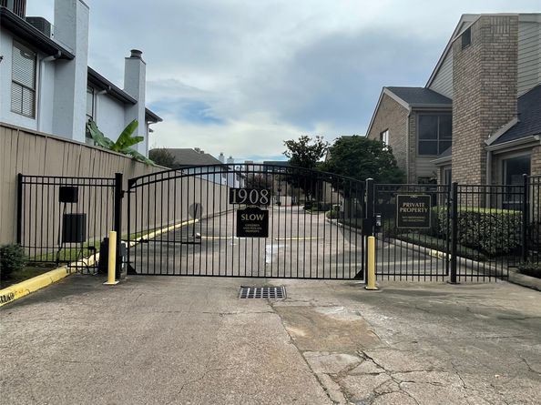 1908 Augusta Drive 4, Houston TX 77057