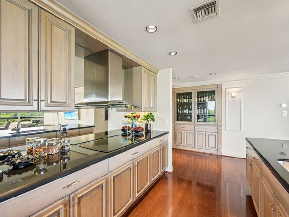 49 Briar Hollow Lane 702, Houston TX 77027