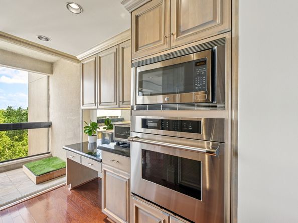 49 Briar Hollow Lane 702, Houston TX 77027