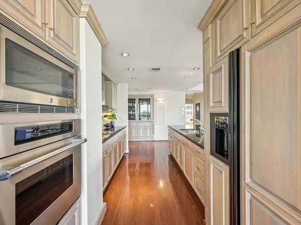 49 Briar Hollow Lane 702, Houston TX 77027