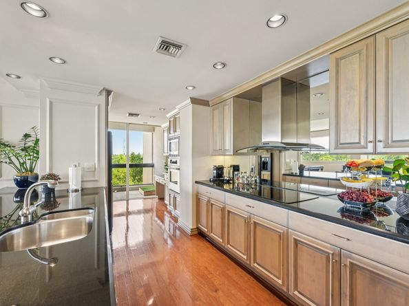 49 Briar Hollow Lane 702, Houston TX 77027