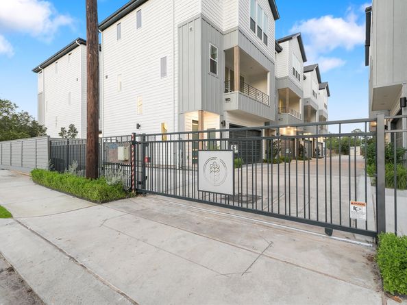 4850 Pinemont Drive, Houston TX 77092