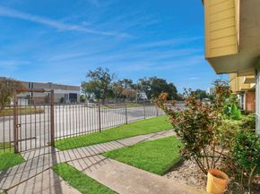 9350 Country Creek Drive 6, Houston TX 77036