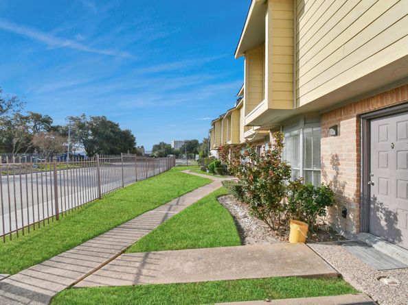 9350 Country Creek Drive 6, Houston TX 77036