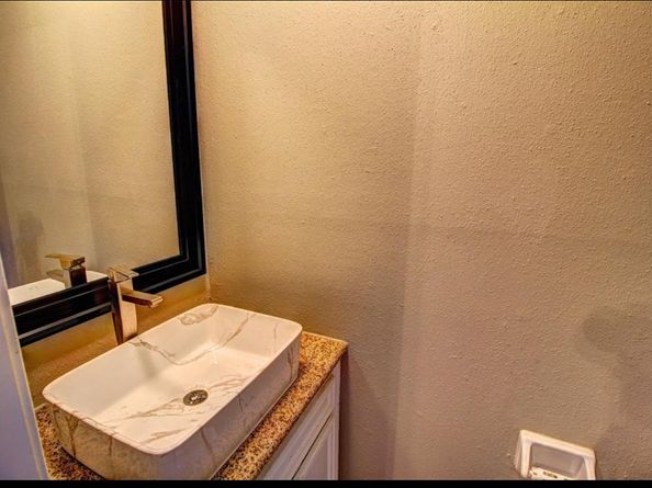 9138 Wilcrest Drive 9138, Houston TX 77099