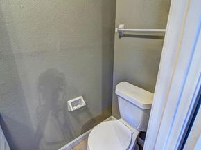 9138 Wilcrest Drive 9138, Houston TX 77099