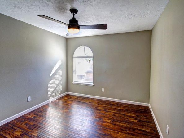 9138 Wilcrest Drive 9138, Houston TX 77099