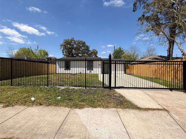 7922 Jutland Road Road, Houston TX 77033