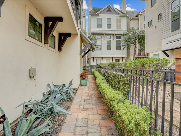 3225 Maxroy Street, Houston TX 77008