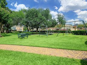 5823 Valley Forge Drive 93, Houston TX 77057