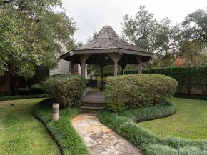 8800 Woodway Drive 10, Houston TX 77063