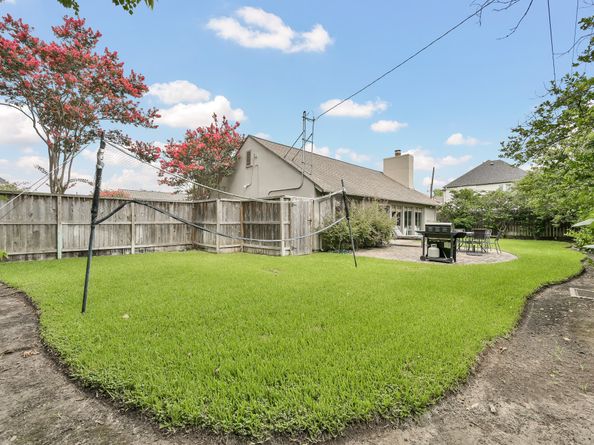 2117 Nantucket Drive, Houston TX 77057