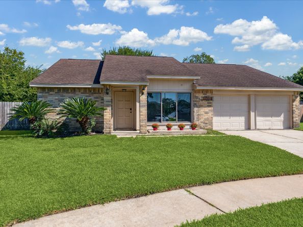 16803 Kings Chapel Court, Friendswood TX 77546