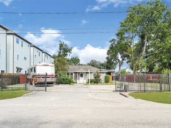 2302 Hoskins Drive, Houston TX 77080