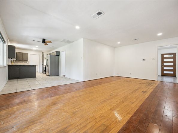 5419 Beechnut Street, Houston TX 77096