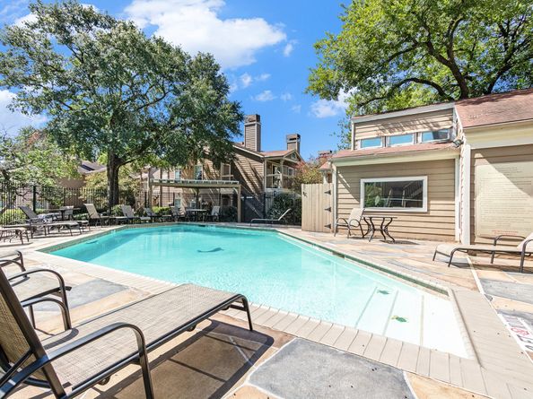 1880 White Oak Drive 111, Houston TX 77009