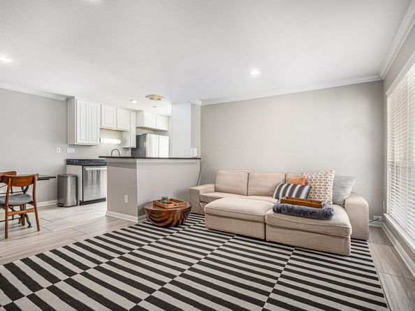 1880 White Oak Drive 111, Houston TX 77009