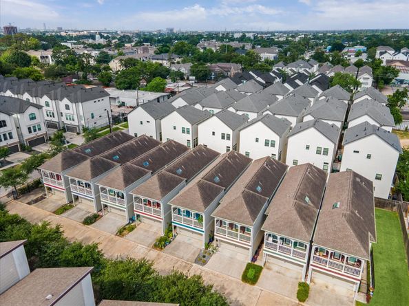 3717 Oakroc Grv, Houston TX 77018