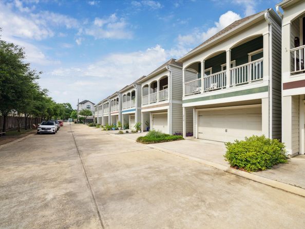 3717 Oakroc Grv, Houston TX 77018