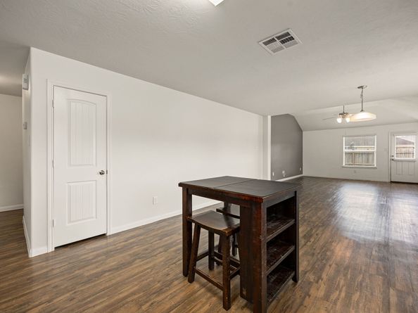 5711 Mid Way, Houston TX 77339
