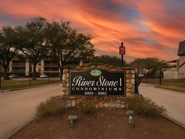 3065 Walnut Bend Lane 21, Houston TX 77042