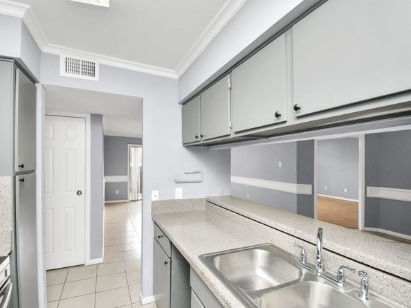 3065 Walnut Bend Lane 21, Houston TX 77042