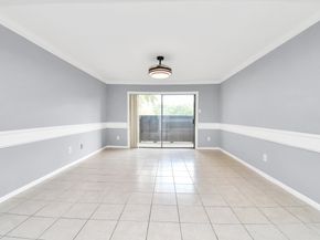 3065 Walnut Bend Lane 21, Houston TX 77042