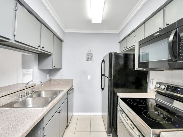 3065 Walnut Bend Lane 21, Houston TX 77042