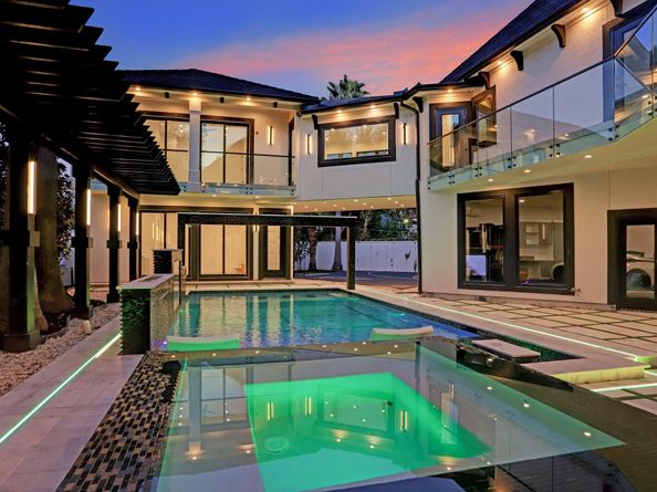 5158 Huckleberry Circle, Houston TX 77056