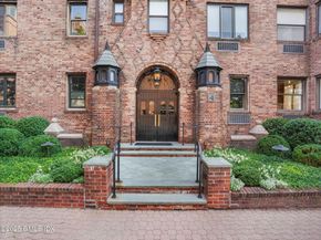 4 Lafayette Court 1C, Greenwich CT 06830