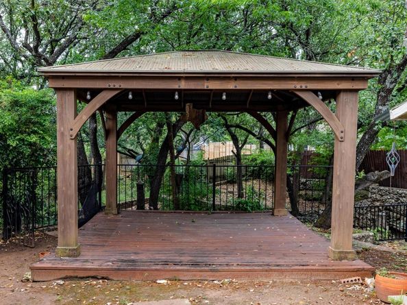 7504 Creekbluff DR, Austin TX 78750