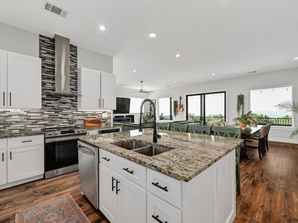 18502 Venture DR, Point Venture TX 78645