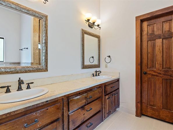 201 Cowal DR N, Spicewood TX 78669