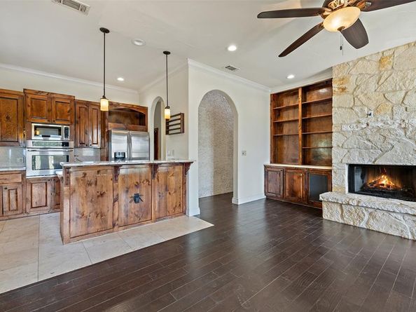 201 Cowal DR N, Spicewood TX 78669