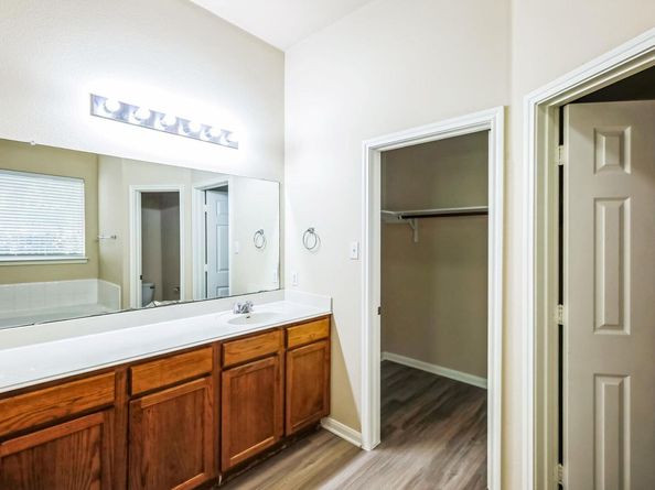 220 Valona LOOP, Round Rock TX 78681