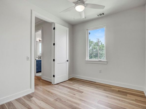 4127 E 12th ST 4, Austin TX 78721