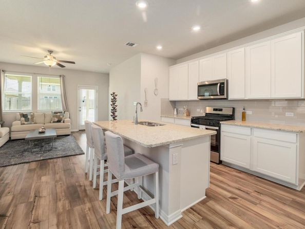 208 Wild Spur LN, Liberty Hill TX 78642