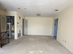 92 Cambridge Drive 92, Copiague NY 11726